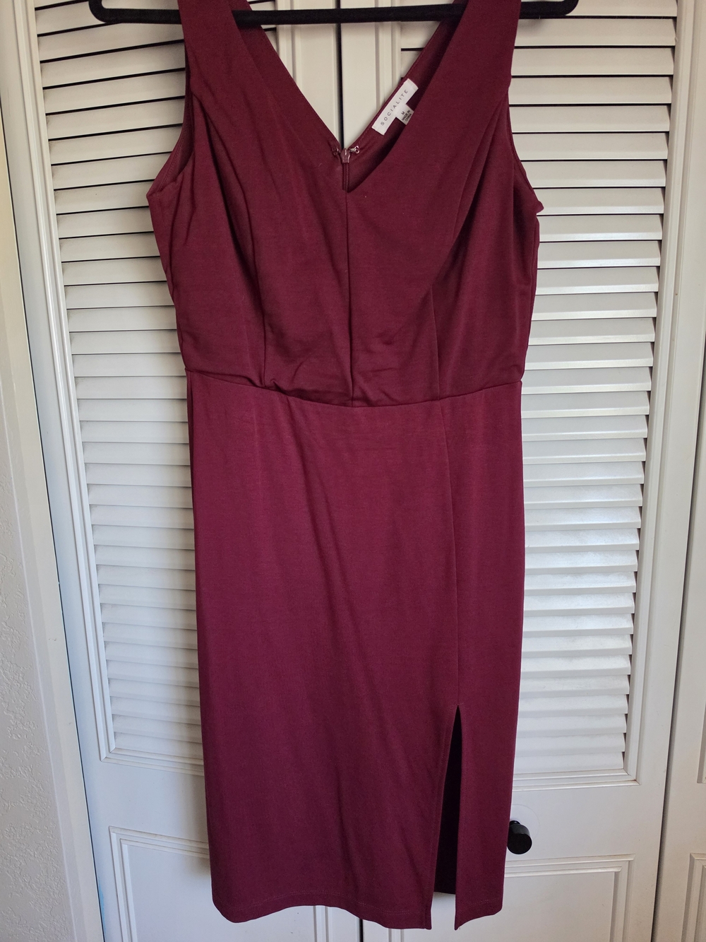 Socialite Sleeveless V-Neck Midi Dress in Wine